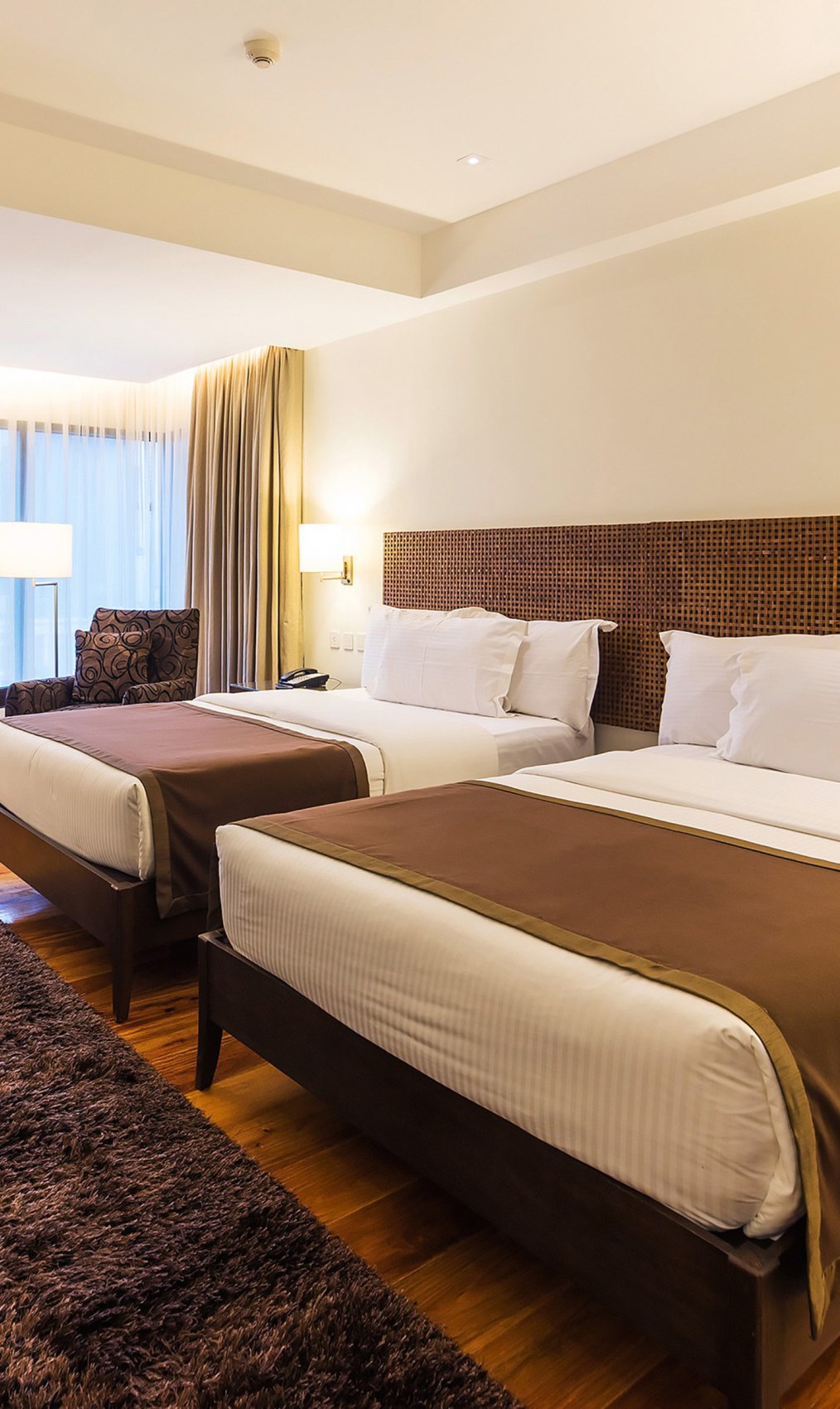 Reference image: a hotel twin room with two separate beds